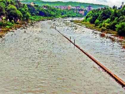 Junkie workout in the Mutha river | मुठा नदीत जीवघेण्या कसरती