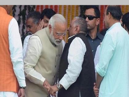 Mulayam Singh Yadav: What did Mulayam Singh say in Modi's ear after SP lost power? Read the story... | Mulayam Singh Yadav: सपाची सत्ता गेल्यानंतर मुलायम सिंह मोदींच्या कानात काय म्हणाले होते? वाचा तो किस्सा...