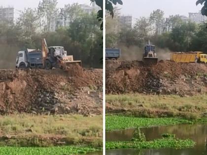 Critical types in the Mula river of Pune Encroachment industry is rampant | Video: पुण्याच्या मुळा नदीतील गंभीर प्रकार; भराव टाकून अतिक्रमण करण्याचे उद्योग सर्रासपणे सुरु