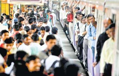 Quickly stop at a station on a slow route to a local | जलद लोकलला धिम्या मार्गावरील स्थानकांवर थांबा; अनंत चतुर्दशीला प्रवाशांची सोय