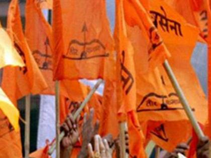 Shiv Sena aggressive on water issues; Mumbai Municipal Corporation | मध्यरात्री 12 वाजता पाणीपुरवठा करत असल्याने शिवसेना आक्रमक