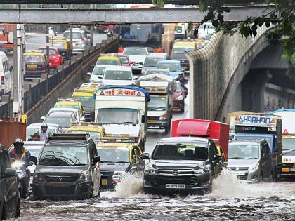 Bombardment slows down Mumbai Another two days of torrential rains | कोसळधारेने मुंबईचा वेग मंदावला; आणखी दोन दिवस मुसळधार