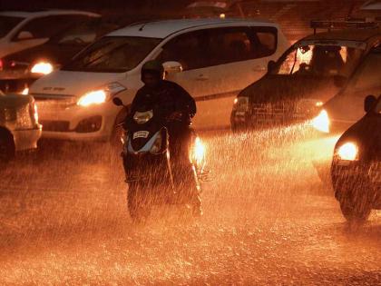 The 'thrust' in Mumbai; Air traffic along roads also hit | मुंबईत ‘जोर’धार; रस्त्यांंसह हवाई वाहतुकीलाही फटका