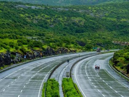 Cracks in concreting on Mumbai-Goa highway; Report called for from the contractor | मुंबई-गोवा महामार्गावरील काँक्रिटीकरणाला गेले तडे; ठेकेदाराकडून मागविला अहवाल