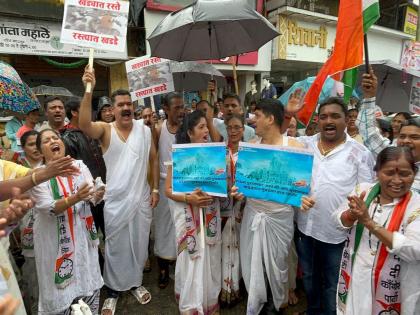 Mumbai: The Mumbai Municipal Corporation protested by donating stones in the hot weather! | Mumbai: दिंडोशीत खड्यात पिंडदान करून केला मुंबई महानगरपालिकेचा निषेध!