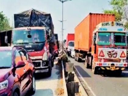 passengers stranded for 4 hours on mumbai ahmedabad queues of vehicles up to five to six km | ‘मुंबई-अहमदाबाद’वर प्रवाशांची ४ तास रखडपट्टी; पाच ते सहा किमीपर्यंत वाहनांच्या रांगा