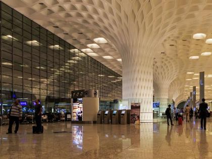 Passengers again stranded at Mumbai airport Immigration counter closed plight of those who came from abroad | मुंबई विमानतळावर पुन्हा प्रवाशांचा खोळंबा; इमिग्रेशन काउंटर बंद, परदेशातून आलेल्यांचे हाल