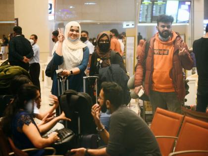 russia ukraine conflict mumbai airport experienced a flurry of emotions students of returning from Ukraine | Russia-Ukraine Conflict: मुंबई विमानतळाने पहिल्यांदाच अनुभवला भावभावनांचा कल्लोळ; युक्रेनहून परतलेले भारावले