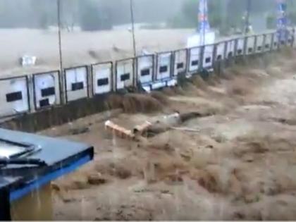 The river of Sanjay Gandhi National Park in Mumbai is flooded | मुंबईतील संजय गांधी नॅशनल पार्कमधील नदी दुथडी भरुन वाहताना