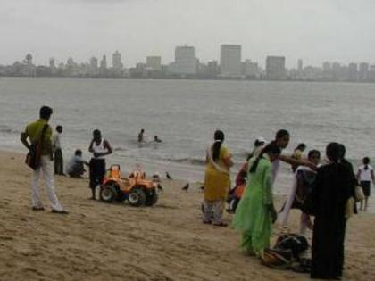 Security guards' eyes on Mumbai's chowpattas, municipality's decision to prevent drowning accidents | मुंबईच्या चौपाट्यांवर सुरक्षारक्षकांची नजर, बुडण्याच्या दुर्घटना रोखण्यासाठी पालिकेचा निर्णय