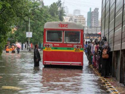 Mumbai Many BEST buses were diverted due to inundation | प्रवाशांची 'बेस्ट' लटकंती; बससाठी लांबच लांब रांगा