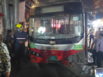 Mumbai Best Bus Accident: भांडुपमध्ये भीषण अपघात! रिव्हर्स घेताना 'बेस्ट' बसनं प्रवाशांना चिरडलं; ४ जण ठार, ९ जखमी - Marathi News | Accident at Bhandup Station Road: BEST Bus Hits Pedestrians While Reversing; 6 Feared Injured | Latest News at Lokmat.com