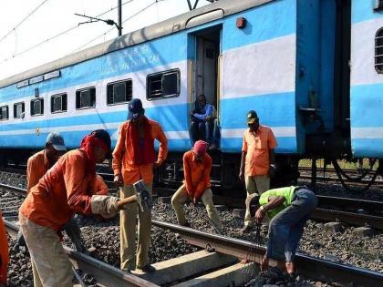 Central Railway's cries never end; Block to block and uninterrupted schedule of 'pravasi kholomba' | मध्य रेल्वेचे रडगाणे संपेना; ब्लॉकवर ब्लॉक अन् ‘प्रवासी खोळंब्या’चे अखंडित वेळापत्रक