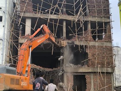 Three unauthorized buildings in Vesave village were razed  | वेसावे गावातील तीन अनधिकृत इमारती जमीनदोस्त 