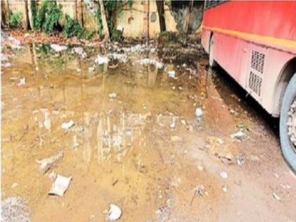 एसटी डेपो की दुर्गंधीचे आगार? मुंबई सेंट्रल येथे प्रवेशद्वारावर शौचालयाचे पाणी, फलाटही अस्वच्छ - Marathi News | Toilet water at the entrance of Mumbai Central platform is also unclean | Latest News at Lokmat.com