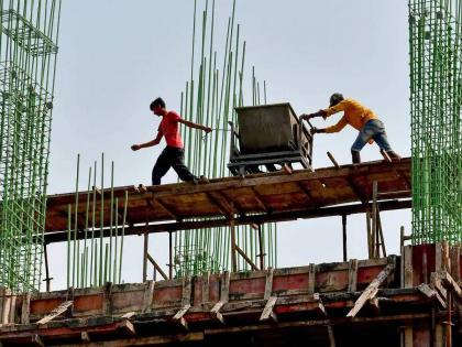 To settle the dust...! Water spraying is being done at construction sites | धूळ थाेपवण्यासाठी...! मुंबईतील बांधकामांच्या ठिकाणी केली जातेय पाण्याची फवारणी