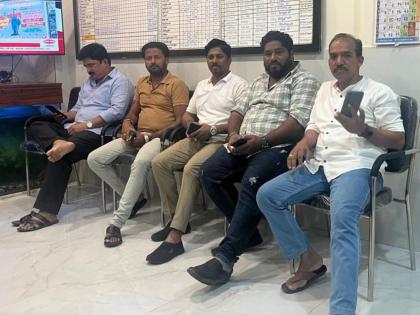 MNS Morcha: Police entered houses overnight to stop MNS march, security increased in Mira Bhayandar | 'मराठी मोर्चा' रोखण्यासाठी पोलिसांची रात्रभर घरात घुसून धरपकड, मीरा भाईंदरमध्ये बंदोबस्त वाढवला MNS Morcha: Police entered houses overnight to stop MNS march, security increased in Mira Bhayandar | 'मराठी मोर्चा' रोखण्यासाठी पोलिसांची रात्रभर घरात घुसून धरपकड, मीरा भाईंदरमध्ये बंदोबस्त वाढवला