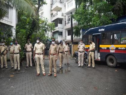 Mumbai Crime News two dead bodies were found in one house at kandivali | कांदिवलीत वृद्ध जोडप्याने संपवलं आयुष्य; मृतदेहासोबतच्या चिठ्ठीने समोर आलं कारण