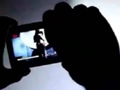 in mumbai youngster took a video of a girlfriend and sent it to his mother azad maidan police registered a case against the youth  | मैत्रिणीचे अश्लील व्हिडीओ काढून आईला पाठवले; तरुणाविरोधात आझाद मैदान पोलिसात गुन्हा 