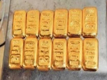 in mumbai smuggling of gold and diamonds through the belts of vests and trousers 3 crores forfeited instead three passengers arrested | बनियान, ट्राउझर्सच्या पट्ट्यांतून चक्क सोने अन् हिऱ्यांची तस्करी ! तीन कोटींचा ऐवज जप्त