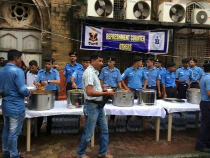 Happiness of Mumbai's spirits! The situation persists on the next day; Naval, Shree Temple, Board to help | मुंबईकरांच्या स्पिरिटला सलाम! दुस-या दिवशीही हाल कायम;  नौदल, धर्मस्थळ, मंडळ मदतीला