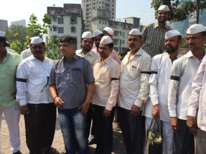 Mumbai Dabbawala supports bull cart race | बैलगाडा शर्यतीसाठी चाकणच्या आंदोलनाला डबेवाल्यांचा पाठिंबा, काळी फित लावून केलं काम