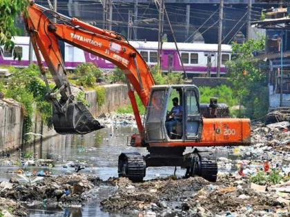 Drain cleaning work on 'fast track', 75 percent of Central Railway and 80 percent of Western Railway cleaning completed | नालेसफाईची कामे ‘फास्ट ट्रॅक’वर, मध्य रेल्वेची ७५, तर पश्चिम रेल्वेची ८० टक्के सफाई पूर्ण Drain cleaning work on 'fast track', 75 percent of Central Railway and 80 percent of Western Railway cleaning completed | नालेसफाईची कामे ‘फास्ट ट्रॅक’वर, मध्य रेल्वेची ७५, तर पश्चिम रेल्वेची ८० टक्के सफाई पूर्ण