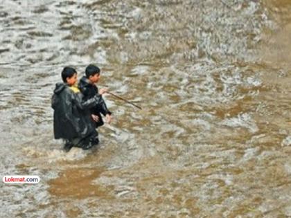 Confusion over school closures; Students, parents wade through water; ponds filled everywhere | शाळा सोडण्यावरून गोंधळात गोंधळ; विद्यार्थी, पालकांची पाण्यातून पायपीट; सर्वत्र साचले तळे