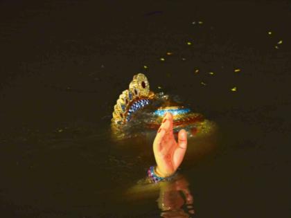 An emotional farewell to Ganaraya in Mahamumbai, devotees are eager to come early next year | महामुंबईत गणरायाला भावपूर्ण निरोप, पुढच्या वर्षी लवकर येण्याची भक्तांची गळ