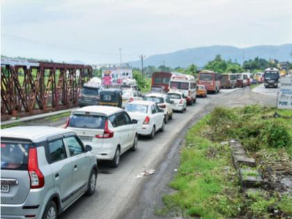 Dilemma on the way to Konkan, Ganesha devotees suffering on the Mumbai-Goa route | कोकणच्या वाटेवर कोंडीचे काटे, मुंबई-गोवा मार्गावर गणेशभक्तांना मनस्ताप