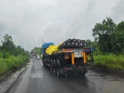 Ban on heavy vehicles on Mumbai Goa highway, Ratnagiri District Collector orders | मुंबई-गोवा महामार्गावर अवजड वाहनांना बंदी, रत्नागिरीच्या जिल्हाधिकाऱ्यांचे आदेश 