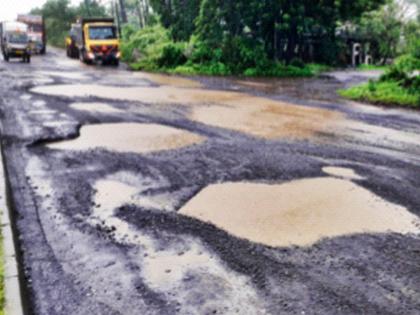 This year also the Konkanites are faced with travel problems due to potholes, the 17 km road in the first phase is incomplete. | कोकणवासीयांवर यंदाही खड्ड्यांतूनच प्रवासाचे विघ्न, पहिल्या टप्प्यातील १७ किलोमीटरचा रस्ता अपूर्णावस्थेत