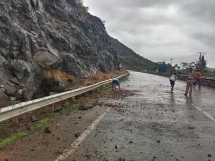 traffic disrupted on mumbai goa highway due to landslide near kemburli | मुंबई-गोवा महामार्गांवर केभुर्ली जवळ दरड कोसळल्याने वाहतूक विस्कळीत