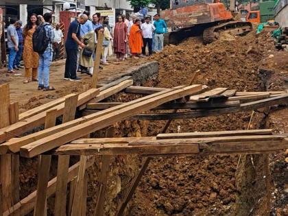 Will you take action after an accident that happened after falling into a pit? Former Goregaon corporator angry | खड्डयात पडून दुर्घटना घडल्यानंतर उपाय करणार का? गोरेगावच्या माजी नगरसेविका संतापल्या Will you take action after an accident that happened after falling into a pit? Former Goregaon corporator angry | खड्डयात पडून दुर्घटना घडल्यानंतर उपाय करणार का? गोरेगावच्या माजी नगरसेविका संतापल्या