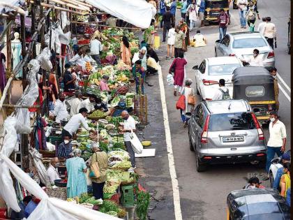 We are tired of hawkers as they attack on us claims shopkeepers in Mumbai | फेरीवाल्यांची आम्हालाच दमदाटी; अंगावर येतात! मुंबईतील दुकानदारांमध्ये भितीचे वातावरण