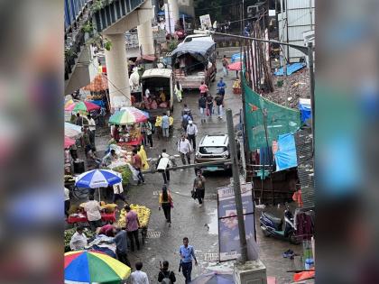 in mumbai bombay high court slam bmc over the issue of hawkers | तीन लाख फेरीवाल्यांसाठी पालिकेचे धोरण ठरणार तरी कधी? उच्च न्यायालयाने फटकारले