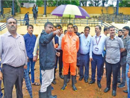 The rains brought the commissioners 'on the road', went to the waterlogged areas and inspected the measures, put the employees to work. | Mumbai: पावसाने आयुक्तांना आणले ‘रस्त्यावर’, पाणी साचणाऱ्या भागांत जाऊन उपाययोजनांची केली पाहणी, कर्मचाऱ्यांना लावले कामाला