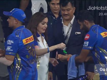 MI vs DC IPL 2025 Nita Ambani Sanitises Jasprit Bumrahs Palm Before Handshake, Photo Goes Viral | MI vs DC: मुंबईनं सामना जिंकला अन् मालकीण निता अंबानी यांनी प्रेक्षकांचे मन! पाहा फोटो