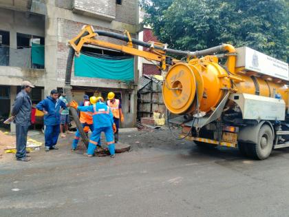 After the flood situation in Kolhapur, with the help of Mumbai Municipal Corporation Kolhapur, two teams started cleaning the rainwater channels in Kolhapur city.   | कोल्हापुरातील पूरपरिस्थितीनंतर मुंबई मनपा कोल्हापूरच्या मदतीला, दोन चमुंमार्फत पर्जन्य जलवाहिन्यांच्या स्वच्छतेला सुरूवात  