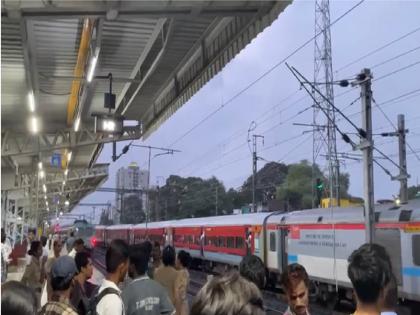 Plight of workers returning from work; Western Railway traffic disrupted due to broken overhead wire | कामावरून परतणाऱ्या चाकरमान्यांचे हाल; ओव्हर हेड वायर तुटल्याने पश्चिम रेल्वेची वाहतूक ठप्प