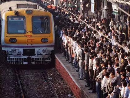 The block ran up to Mumbai's Kondi, Local Paral, Dadar, straining BEST and leaving passengers stranded   | ब्लॉकने मुंबईची कोंडी, लोकल परळ, दादरपर्यंतच धावल्या, बेस्टवर ताण आणि प्रवासी बेहाल  