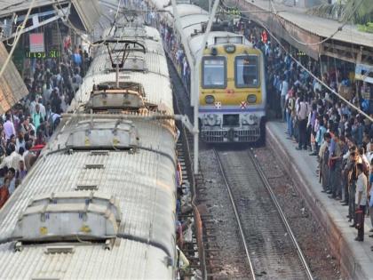 Mumbra Train Accident 7 people die every day in Mumbai local trains | मुंबईत लोकल ट्रेनमध्ये दररोज होतोय ७ जणांचा मृत्यू; २० वर्षात ५१ हजार ८०२ जणांचा गेला बळी Mumbra Train Accident 7 people die every day in Mumbai local trains | मुंबईत लोकल ट्रेनमध्ये दररोज होतोय ७ जणांचा मृत्यू; २० वर्षात ५१ हजार ८०२ जणांचा गेला बळी