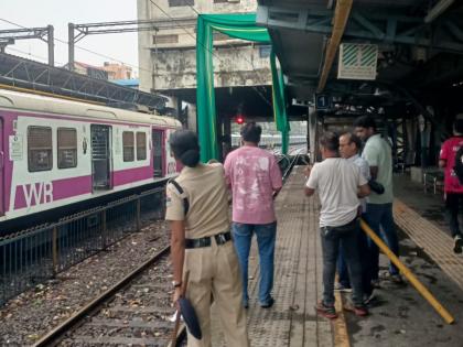 Mumbai Local Train Services Disrupted Between Churchgate and Marine Lines After Cloth Stuck On OHE Due To Heavy Rains and Wind | Mumbai Local: मुसळधार पाऊस आणि वादळी वाऱ्यामुळे मुंबई लोकल सेवा विस्कळीत, प्रवाशांची गैरसोय Mumbai Local Train Services Disrupted Between Churchgate and Marine Lines After Cloth Stuck On OHE Due To Heavy Rains and Wind | Mumbai Local: मुसळधार पाऊस आणि वादळी वाऱ्यामुळे मुंबई लोकल सेवा विस्कळीत, प्रवाशांची गैरसोय