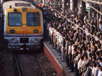 Local condition of Mumbaikars, more than 84 local trips canceled due to heavy rains | मुंबईकरांचे लोकल हाल, मुसळधार पावसामुळे ८४ हून अधिक लोकल फेऱ्या रद्द