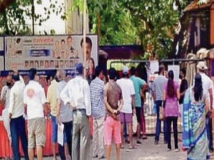 Line at vaccination centers from 4 a.m. in mumbai | पहाटे चार वाजल्यापासून लसीकरण केंद्रांवर रांगा, कन्नमवारनगर, टागोरनगरमधील ज्येष्ठांचे हाल