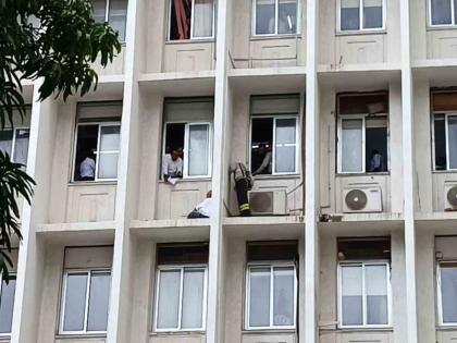 A man has climbed to the fourth floor of the ministry threatening to jump | ...तर खाली उडी मारेन! मंत्रालयात खळबळ, चौथ्या मजल्याच्या खिडकीवर चढून इसमाची धमकी