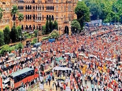 Maratha Reservation: 'Maratha' Sagar in Mumbai | मुसळधार पावसाचा सामना करत मुंबईमध्ये लोटला 'मराठा'सागर Maratha Reservation: 'Maratha' Sagar in Mumbai | मुसळधार पावसाचा सामना करत मुंबईमध्ये लोटला 'मराठा'सागर