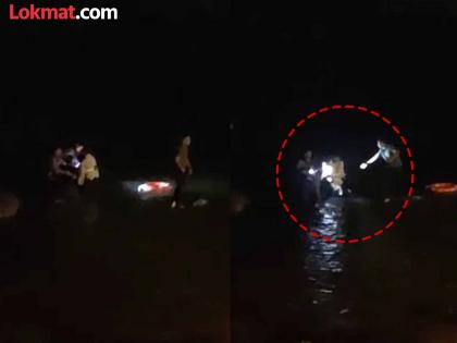 Man jumped into the sea on Marine Drive fire brigade saved his life | मरीन ड्राईव्हवर मध्यरात्री हाय व्होल्टेज ड्रामा; वाचवायला गेलेल्या कर्मचाऱ्यांवर तरुणाने उचलला हात अन् थेट... Man jumped into the sea on Marine Drive fire brigade saved his life | मरीन ड्राईव्हवर मध्यरात्री हाय व्होल्टेज ड्रामा; वाचवायला गेलेल्या कर्मचाऱ्यांवर तरुणाने उचलला हात अन् थेट...