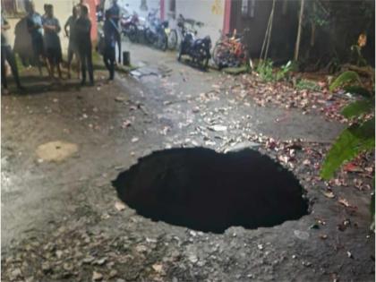 Andheri 24 foot hole fell in the road during Mumbai Metro work | मेट्रोच्या कामादरम्यान रस्त्यात पडला २४ फुटांचा खड्डा; MMRDA ने स्थानिकांना फाईव्ह स्टार हॉटेलमध्ये हलवलं