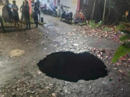 in mumbai 24 foot hole in andheri sahar road mmrda stops subway work families displaced | मेट्रोच्या कामात खड्याचा 'खोडा', 'MMRDA'ने भुयारीकरणाचे काम थांबविले; कुटुंबे स्थलांतरित